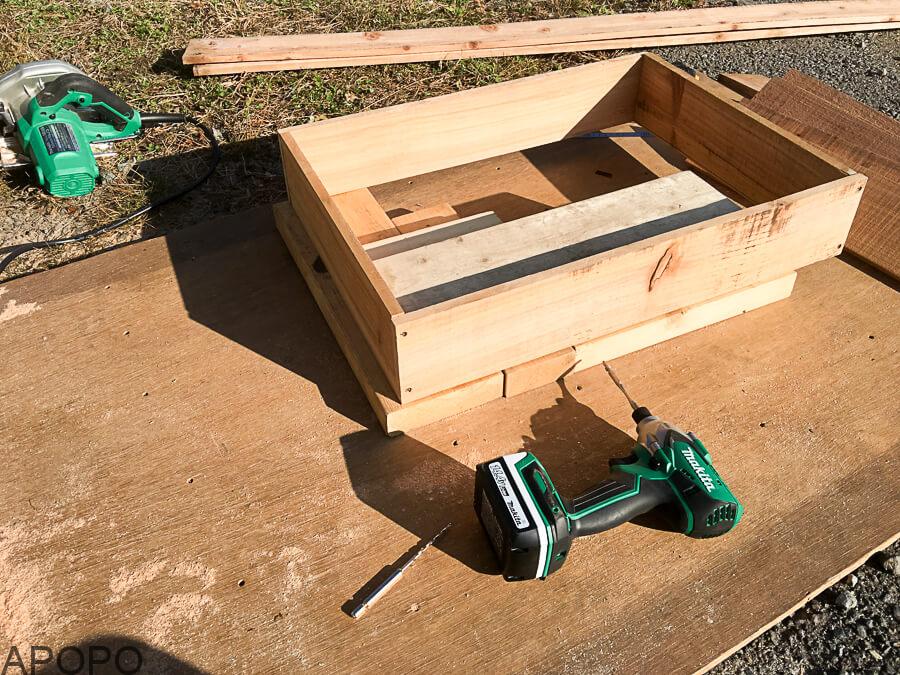 j_171120-6_商品のりんごを入れる木箱を作成